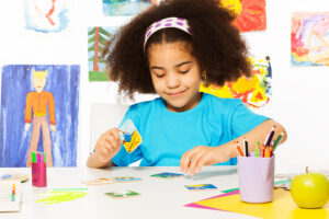 Un niño usa tarjetas didácticas durante una sesión de terapia ABA, una técnica ABA importante para niños no verbales con autismo.