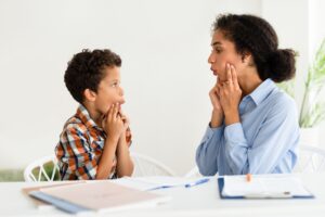 Un niño participa en logopedia.